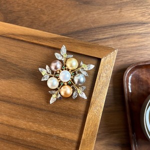 Vintage Luxury Two Tone Plated Copper Snowflake Brooch Inlaid Multi-color Natural Freshwater Pearl Crystal Floral Wedding Gift - Product Image 2