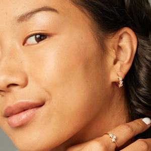 Aros Pequeños Estilo Huggie con Estrella de Gemnel, Joyería de Latón, Fabricación de Joyería con Circonita, Joyería de Latón Chapada en Oro, Aretes de <span class=keywords><strong>Aro</strong></span> con Estrella - Product Image 2