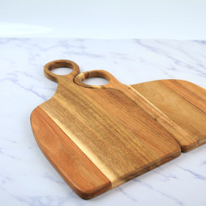 Planche à découper en bois d'acacia 34x38x1.8cm avec poignée pour usage en cuisine - Product Image 2