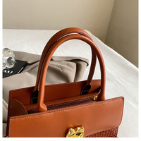 Sac fourre-tout de luxe pour femme 2026, grande capacité, en cuir PU de créateur, fermeture éclair, doublure polyester, motif pierre, décoration chaîne