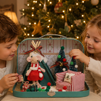 Collection de décoration intérieure : Mini tipi de Noël, Tableau des tailles, Valise vintage, Fauteuil, Arbre rayé, Cloche, Ruban, Tapis cadeau