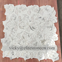 Mosaïque de carreaux de marbre blanc Bianco Carrara en forme de fleur