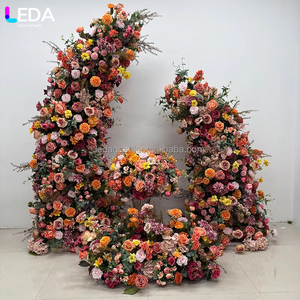 Arche florale de luxe LEDA faite à la main, motif marguerite orange et rose, pour toile de fond de mariage extérieur, personnalisable, idéale pour la Saint-Valentin, avec fonctionnalité souple - Product Image 1