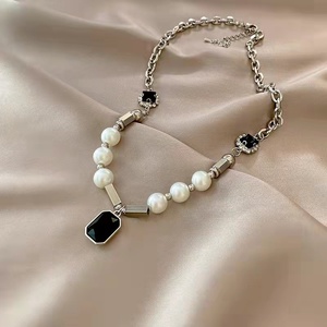 <span class=keywords><strong>Collar</strong></span> de <span class=keywords><strong>cadena</strong></span> con cuentas de <span class=keywords><strong>perlas</strong></span> y diamantes de imitación estilo barroco para <span class=keywords><strong>hombre</strong></span>, moderno, de aleación plateada, con colgante geométrico negro. - Product Image 6