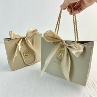 Sacs en papier personnalisés de luxe pour vêtements, sacs cadeaux avec poignées en ruban