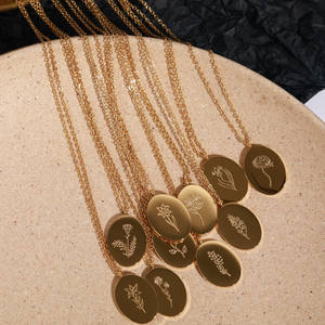 Collar con colgante de índice de acero inoxidable, pulido de espejo alto, estilo en blanco, grabado láser a la moda, chapado en oro de 18K - Product Image 3