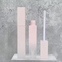 Vente en gros de tubes de brillant à lèvres carrés vides en plastique givré rose clair mignons avec logo personnalisé