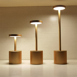 Modern otel tarzı <span class=keywords><strong>USB</strong></span> şarj edilebilir <span class=keywords><strong>LED</strong></span> lamba masa lambası alüminyum akülü masa lambası restoran kullanımı için altın gümüş siyah - Product Image 2