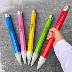 Crayons géants en bois personnalisés avec nom gravé, décoration de scène sur mesure, grand crayon amusant pour cadeau de fête - Product Image 2