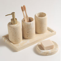 Fabricant OEM d'ensembles de salle de bain en résine personnalisée, style pierre de grotte, en polyrésine beige travertin, comprenant distributeur de savon et porte-gobelet, pour hôtels et maisons