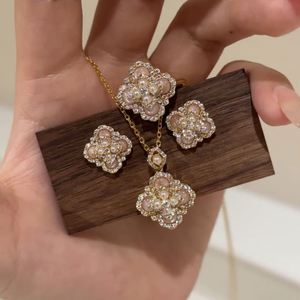 แหวนมุกทรงใบโคลเวอร์ 4 แฉก สไตล์เรโทรหรูหรา ปรับขนาดได้ ดีไซน์เนอร์จิวเวลรี่ หินธรรมชาติ ชุบทอง ทันสมัย เหมาะสำหรับงานปาร์ตี้ - Product Image 1