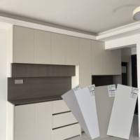 Panneau mural SPC gris clair doux, moderne et minimaliste, étanche, écologique, à emboîtement pour la maison, le salon, la chambre, imitation bois et marbre