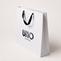 Sac shopping en papier blanc avec logo gaufré noir personnalisé, poignée en ruban, pour vêtements, chaussures, cadeaux, boutiques de détail