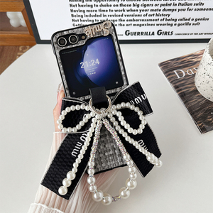 Pearl Bow Korean ins style Light Luxury Rhinestone Letter Correa de mano Funda de teléfono para mujer para Samsung zflip5 zfold6 w24 <span class=keywords><strong>Flip</strong></span> - Product Image 4