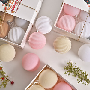 Boules de Noël floquées style macaron crème, pendentifs décoratifs, magnifiques ornements festifs à suspendre, idéaux pour la décoration - Product Image 1