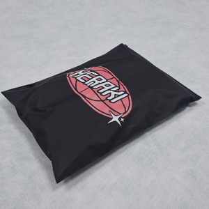 Sacs refermables en polyéthylène noirs givrés personnalisés pour l'expédition et l'emballage de vêtements, avec logo imprimé - Product Image 5