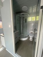 Conteneur extensible à double aile de 40 pieds pour trois personnes, installation rapide, personnalisable, pour usage hôtelier et en villa, design moderne du milieu du siècle