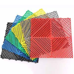 Dalles de sol en plastique industriel antidérapantes colorées à clipser pour garage, atelier et magasin de détail automobile - Product Image 3