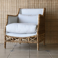 Chaise longue moderne en rotin naturel faite à la main, ergonomique, en tissu polyester rayé bleu, pour hôtel, maison, appartement