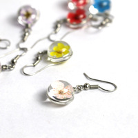 Boucles d'oreilles pendantes personnalisées en résine acrylique transparente avec fleur naturelle et boule de cristal, bijoux botaniques émaillés