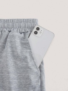 Conjunto de dos piezas para hombre, camiseta informal holgada de color gris claro y pantalones cortos tipo cargo, disponible en fábrica, personalización disponible. F10 - Product Image 4