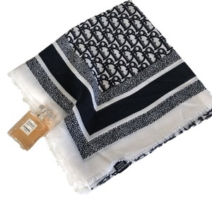 Nouvelle Écharpe Foulard Carré Grande Taille en Polyester Imprimé à Carreaux Classique Musulman, Tendance et Décoratif, Protection Solaire pour Femme - Product Image 5