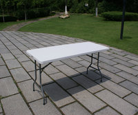 Vente en gros de tables en plastique pliables de 8 pieds de long utilisées pour les fêtes en plein air et les événements de potluck