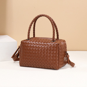 Nuova Borsa a Tracolla 2024 in Pelle PU Intrecciata a Mano, Stile Pillow Tote, per Fotocamera e Trucchi - Product Image 3