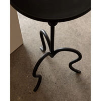 Table d'appoint moderne en fer de qualité supérieure avec des détails antiques complexes, plateau en bois et finition en poudre noire