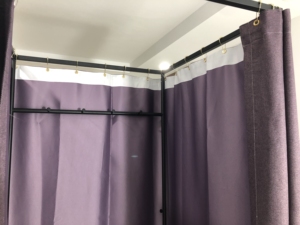 Muebles de Vestidor de Metal Dorado de Estilo Boutique, Vestidor Portátil Cuadrado Negro <span class=keywords><strong>para</strong></span> Tienda de Ropa - Product Image 3