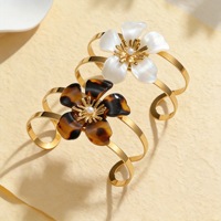 Bracelet Fleur à Cinq Pétales Ouverte en Perles de Luxe avec Personnalité Exagérée, Bijou Tendance en Acier Inoxydable Plaqué Or 18 carats