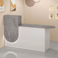 Bureau d'accueil moderne et élégant avec effet marbre et éclairage LED pour salon de beauté, magasin de vêtements, bureau