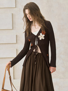 <span class=keywords><strong>Cardigan</strong></span> Elegante da <span class=keywords><strong>Donna</strong></span> in Maglia Floreale <span class=keywords><strong>Marrone</strong></span> Noce Stile Retrò Francese con Scollo a V e Vestibilità Slim per Autunno/Inverno - Product Image 4