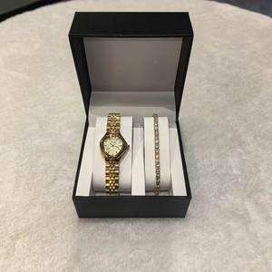 Scottie 9735B - Elegante Juego de 2 Relojes de Cuarzo Dorados para Mujer, con Diamantes, Pulsera de Cadena, Resistentes al Agua, Reloj de Cuarzo de Lujo para Mujer + Caja - Product Image 2
