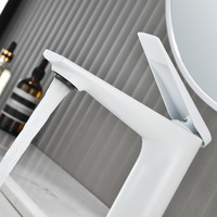 Robinet de lavabo blanc pour salle de bain Mélangeur de bain Cascade Robinet d'évier en laiton Mélangeur de salle de bain monté sur le pont