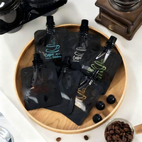 Sacs à bec liquide noirs 50-100ml personnalisables. Autoportants, imperméables pour portions de café et vente à emporter.