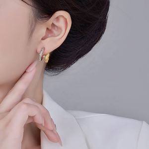 Boucles d'oreilles clous géométriques en zircon à motif marteau creux bicolore rétro français, argent S925 plaqué or, mode haut de gamme pour femmes - Product Image 5