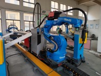 Station robotique industrielle programmable et flexible pour les opérations de soudage sur mesure de portes et fenêtres en alliage d'aluminium