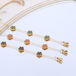 Pulsera de Acero Inoxidable Impermeable y Antideslustre con Trébol, Pulsera con 5 Dijes de Trébol con Incrustaciones de Diamantes de Imitación Brillantes, Chapado en Oro de 18K - Product Image 5