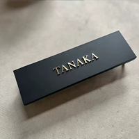 Plaque de porte personnalisée en métal avec lettres, base noire mate, plaque nominative de studio, signalétique murale personnalisée pour entreprise, bureau ou numéro de pièce