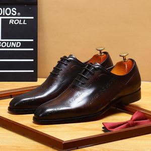 Elegantes Zapatos de Vestir Clásicos de Cuero para Hombre, Pulidos a Mano, Color Marrón, con una Audaz Cadena de Metal Negra - Product Image 5