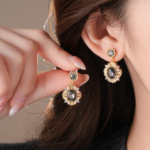 Boucles d'oreilles clous de luxe exquises de couleur verte, forme géométrique irrégulière, élégantes pour femmes, bijoux de mode en gros - Product Image 1