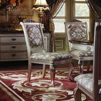 Ensemble de meubles de salle à manger classiques français de luxe, table élégante en bois massif, chaises rembourrées, finition antique claire