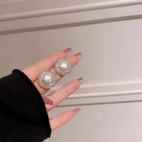 Boucles d'oreilles clous carrées en zircon et diamant, style luxe et tendance, accessoires de soirée haut de gamme, boucles d'oreilles en diamant blanc et perles rouges pour femmes