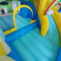 Château gonflable design grenouille aux couleurs vives avec toboggan et piscine à pataugeoire