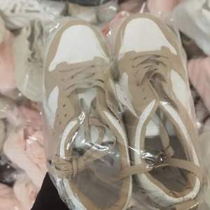 Zapatos Casuales de Estilo Caminata al por Mayor de China, Calzado de Moda, Surtido de Existencias Usadas y Restantes a Bajo Precio - Product Image 3