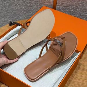 Nouvelles sandales d'été 2026 à petit fermoir métallique et bride d'orteil pour <span class=keywords><strong>femme</strong></span>, <span class=keywords><strong>en</strong></span> <span class=keywords><strong>cuir</strong></span> véritable, idéales pour la plage et l'extérieur - Product Image 1