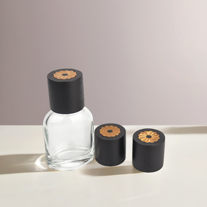 ฝาขวดน้ำหอมทรงกระบอกไม้สีดำ WeWood ของเวียดนาม ประดับกลีบดอกไม้สีทอง ป้องกันการหก พร้อมตัวเลือกปรับแต่งได้ - Product Image 1