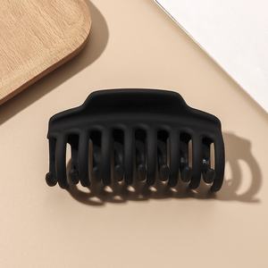 กิ๊บหนีบผมพลาสติกแบบสี่เหลี่ยมจัตุรัสสไตล์เกาหลี ขนาด 9.5 ซม.  แบบด้าน สีพื้น เรียบง่าย ทันสมัย สำหรับผู้หญิงผมหนา - Product Image 6