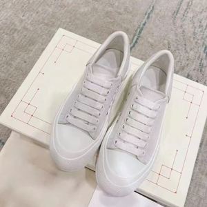 โลโก้แบบกำหนดเอง! รองเท้าผ้าใบเรียบง่ายและทันสมัยพร้อมพื้นรองเท้าหนาที่ระบายอากาศได้ดีและคุณสมบัติกันลื่น - รองเท้าผ้าใบสีขาว - Product Image 1